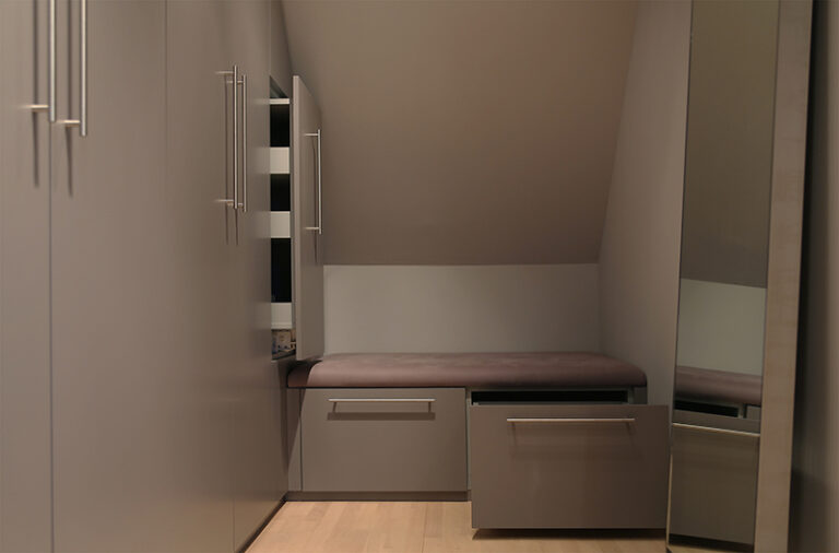 Dressing fonctionnel avec miroir sur le côté droit, armoire à vêtements sur la gauche, et deux tiroirs intégrés en face – aménagement sur mesure signé Arche du Bois.
