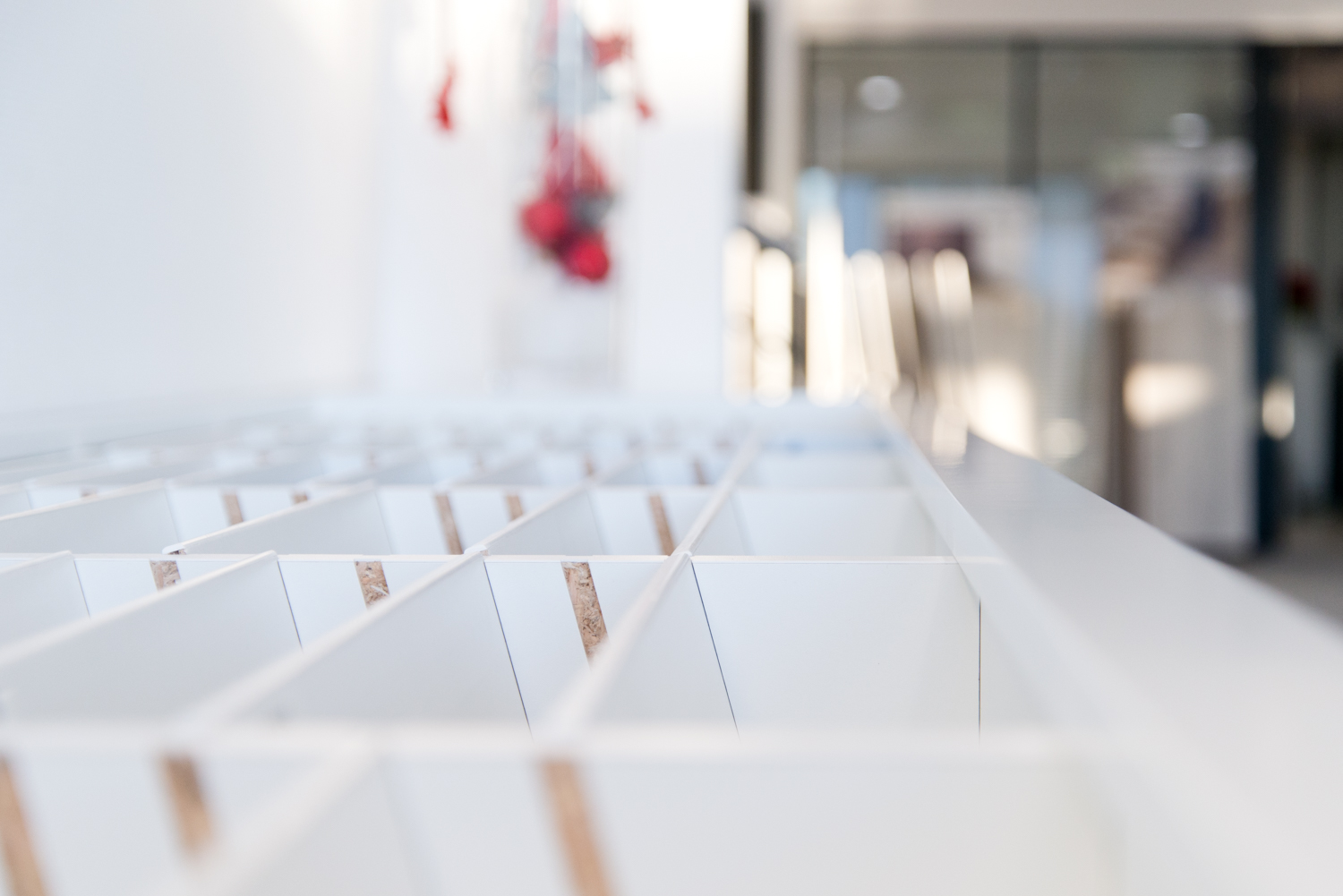 Meuble de rangement en bois conçu pour accueillir des dossiers, réalisé sur mesure par Arche du Bois — une solution fonctionnelle et esthétique pour l’organisation des documents dans un espace professionnel.