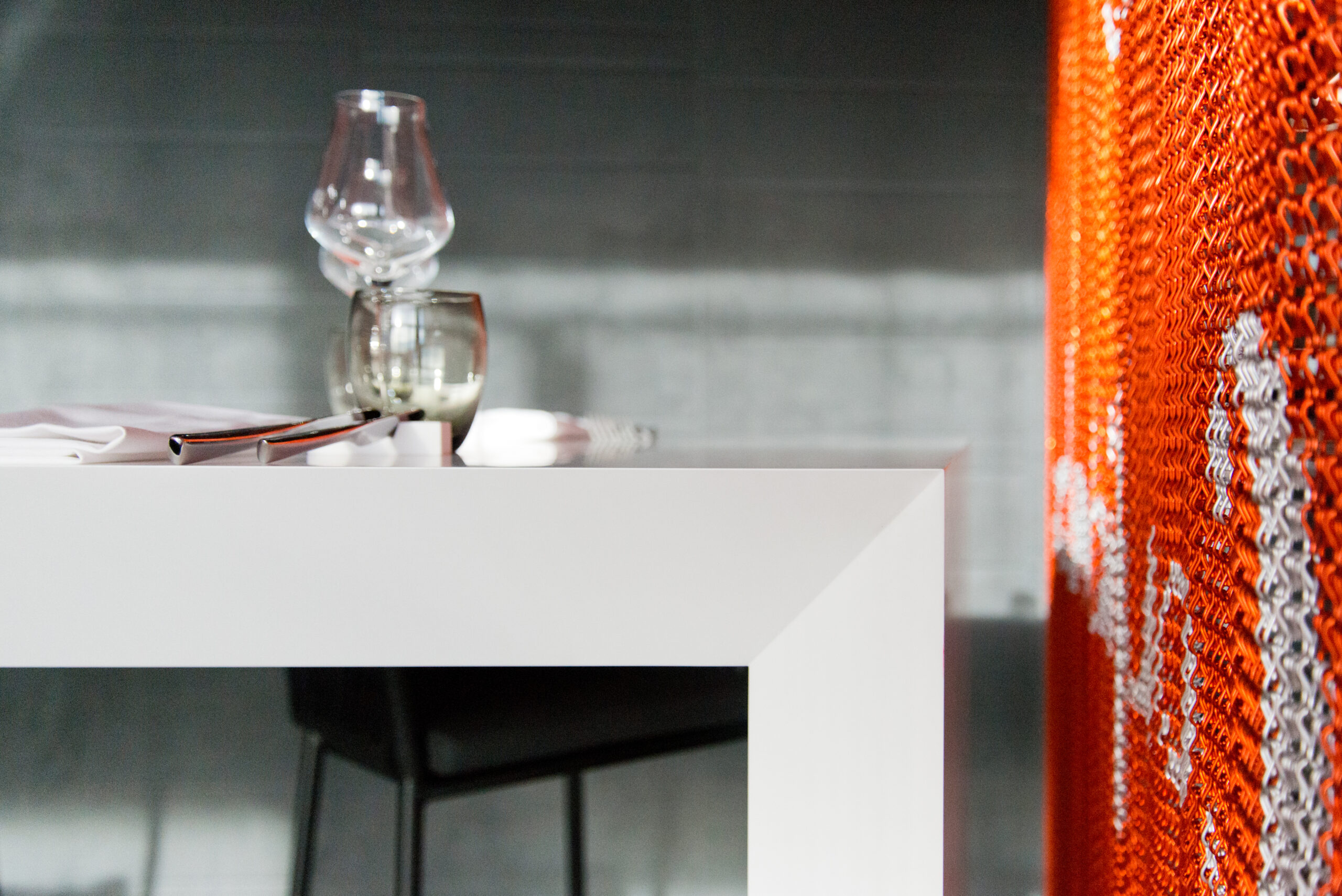 Vue rapprochée d’une table dressée avec deux chaises, comprenant verres, fourchettes et couteau