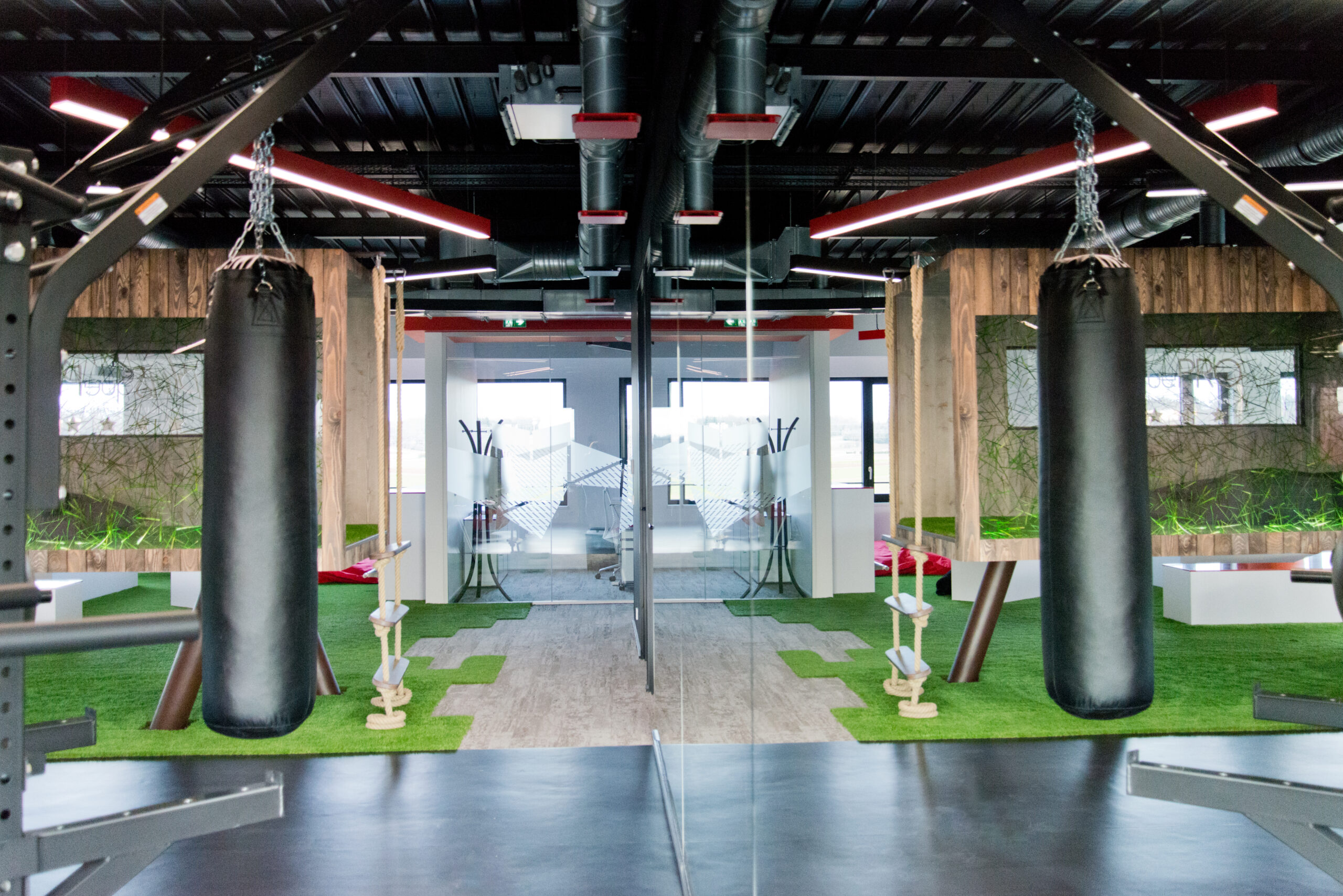 Espace de sport équipé de deux sacs de boxe suspendus de part et d’autre de la pièce