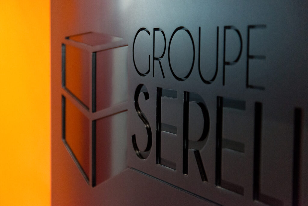Vue rapprochée du logo et du nom de l’entreprise "Group Sereliance"