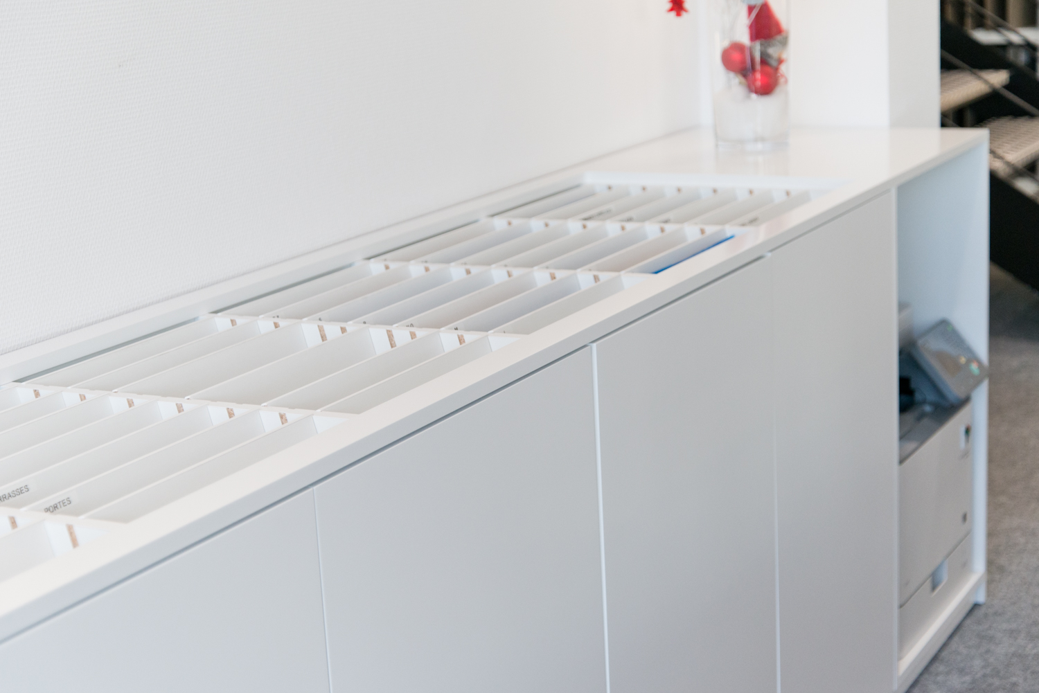 Meuble de rangement en bois conçu pour accueillir des dossiers, réalisé sur mesure par Arche du Bois — une solution fonctionnelle et esthétique pour l’organisation des documents dans un espace professionnel.