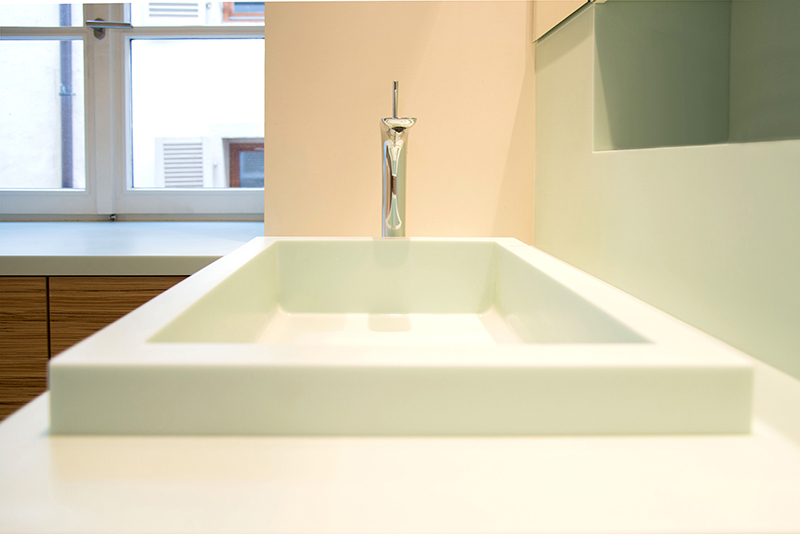 Salle de bain sur mesure par LDC Agencement – L’Arche du Bois : vasque avec robinet et fenêtre en arrière-plan, design moderne et agencement personnalisé