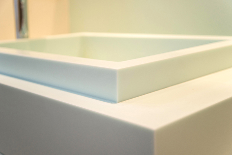 Salle de bain sur mesure par LDC Agencement – L’Arche du Bois : vasque en résine de synthèse, design moderne et agencement personnalisé.