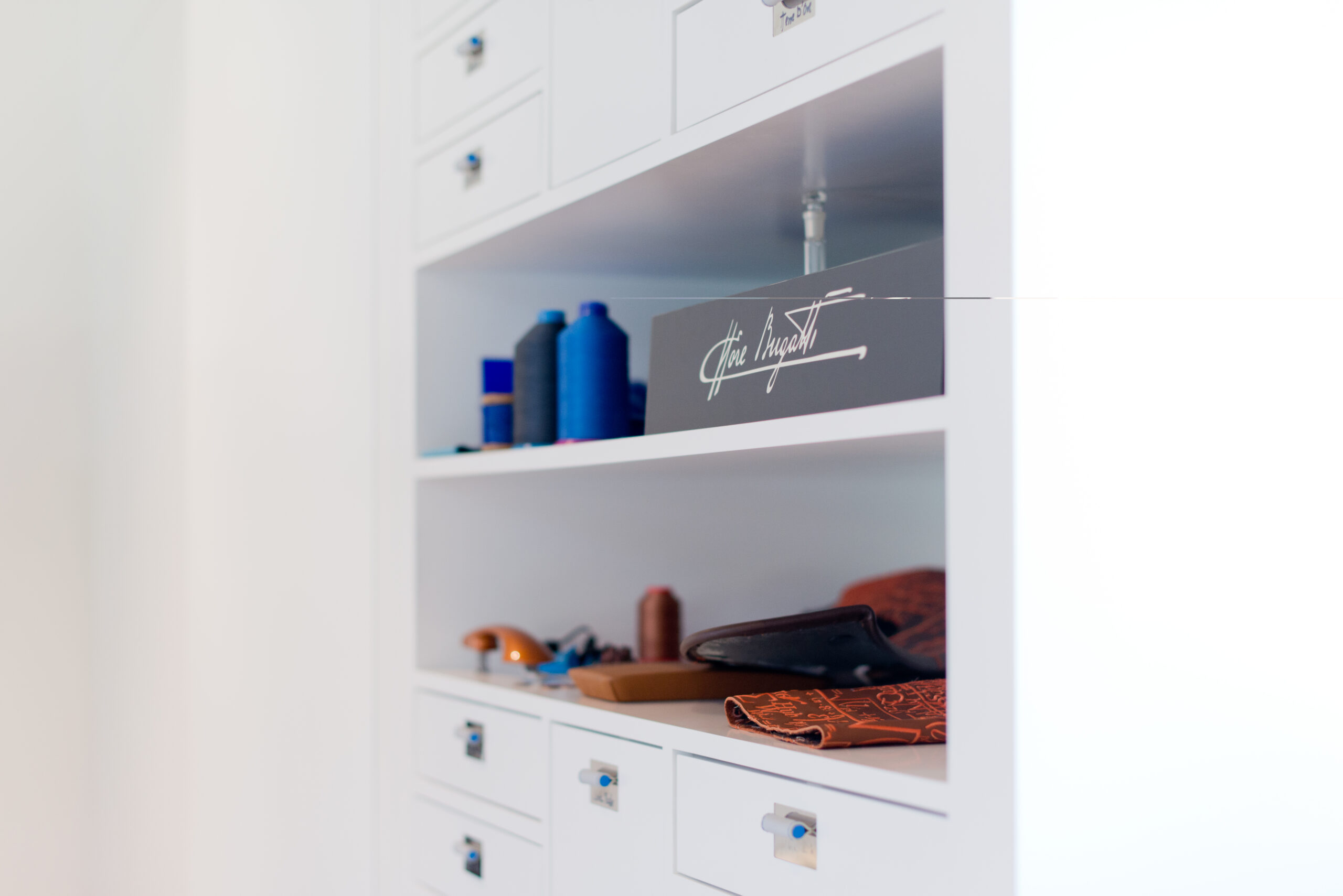 Vue rapprochée d’un meuble de rangement contenant divers objets — un agencement pratique et soigné signé Arche du Bois, mettant en valeur la fonctionnalité et l’esthétique d’un mobilier sur mesure.