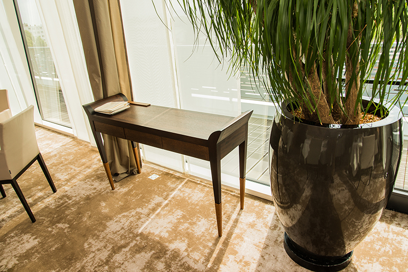 Table placée sur la gauche de l’image et vase décoratif sur la droite — un agencement minimaliste et harmonieux signé Arche du Bois, jouant sur la symétrie et la sobriété des éléments.