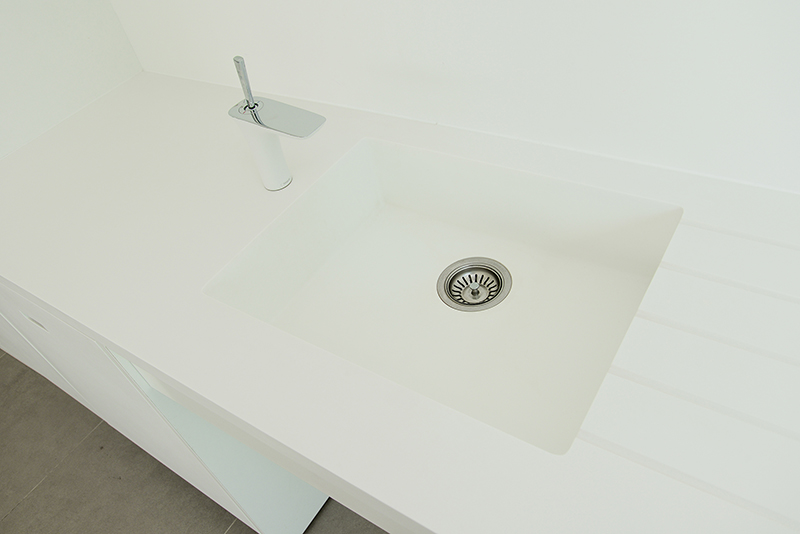 Lavabo blanc au design épuré, installé avec soin dans un espace moderne par Arche du Bois