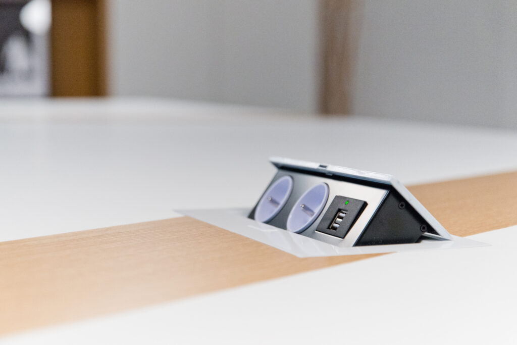 Prise électrique encastrée au centre d’une table