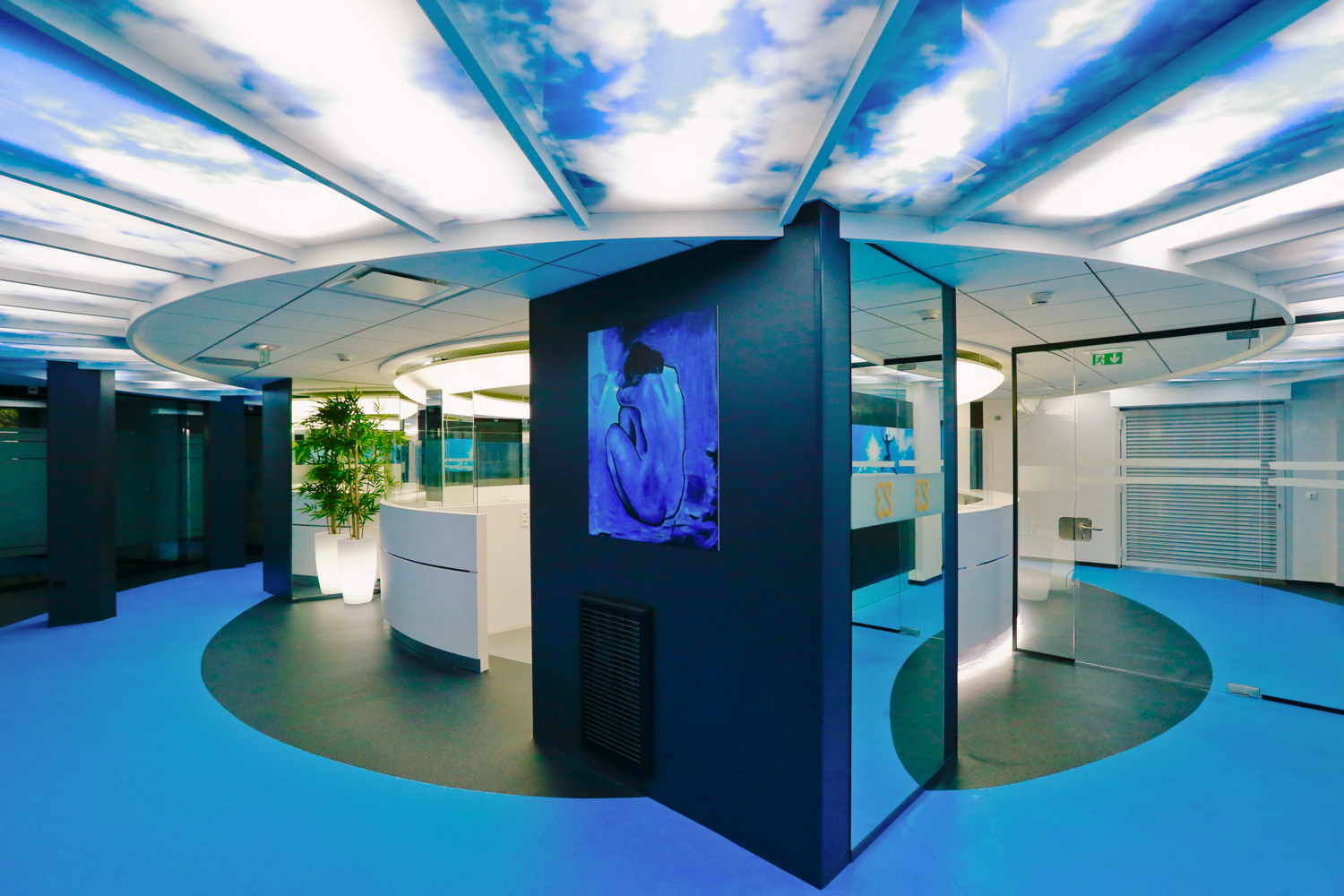 Espace accueil circulaire conçu par Arche du Bois, avec un plafond décoré façon ciel et une ambiance bleutée apaisante — un agencement sur mesure qui mêle créativité et accueil chaleureux.