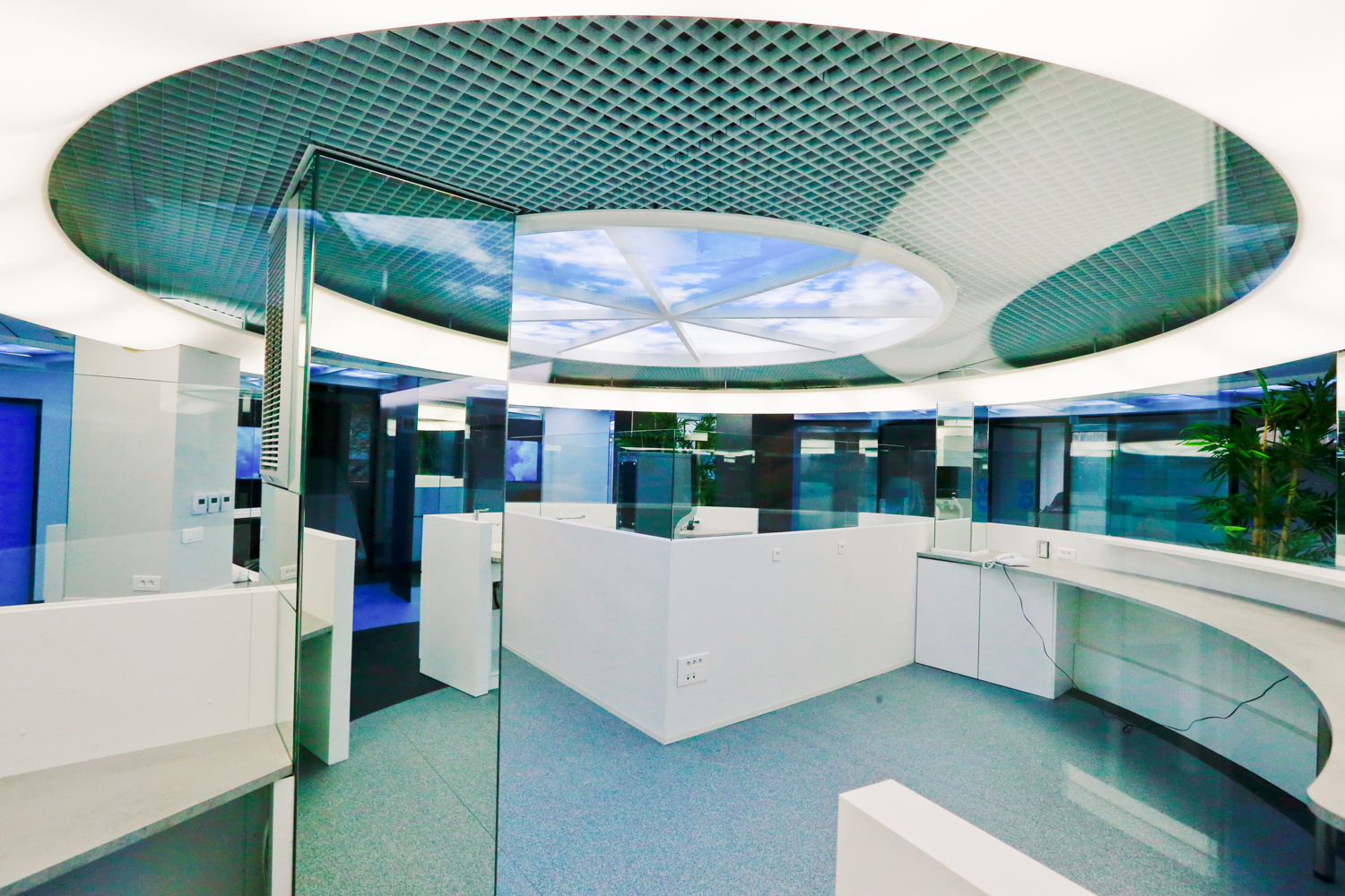 Espace de réception circulaire conçu par Arche du Bois, avec un miroir mural placé sur la gauche de l’image — un agencement harmonieux mêlant formes arrondies et éléments décoratifs.