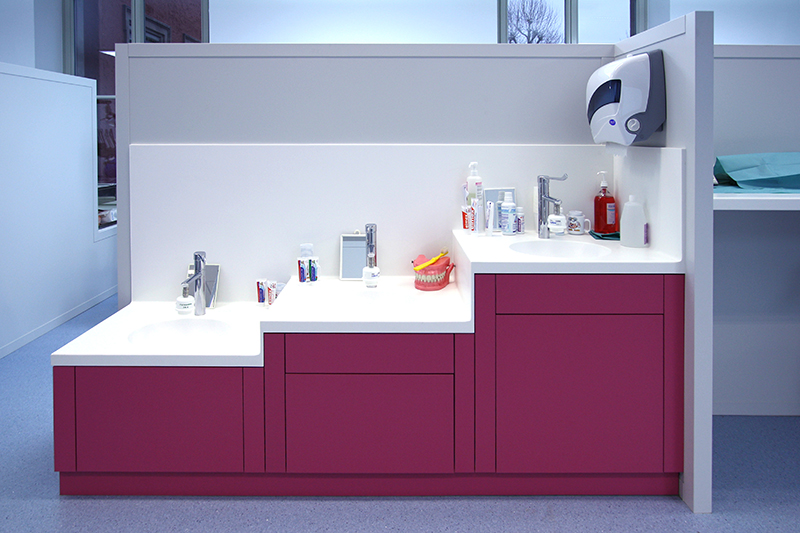 Meuble de rangement en forme d’escalier, finition violette avec plateau supérieur blanc, réalisé sur mesure par Arche du Bois — un design unique alliant fonctionnalité et esthétisme contemporain.