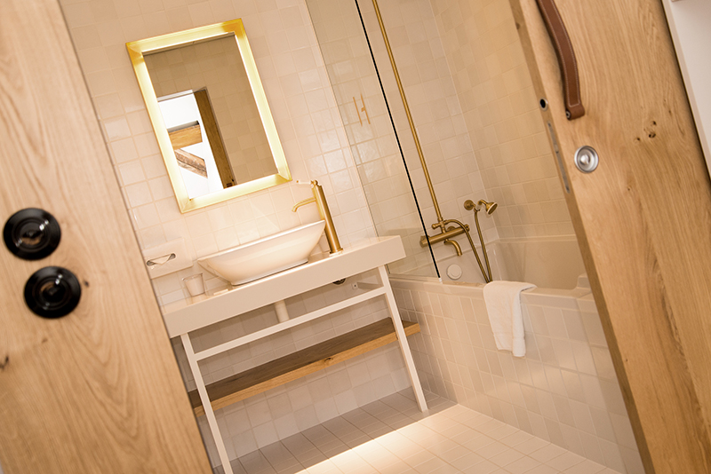 Salle de bain sur mesure par LDC Agencement – L’Arche du Bois : vasque en résine de synthèse avec robinet, miroir au-dessus, design moderne et agencement personnalisé.