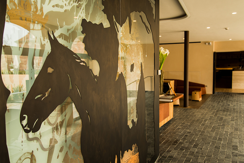 Illustration murale représentant un cheval, située sur le mur de gauche — une touche artistique intégrée à l’agencement intérieur signé Arche du Bois, apportant caractère et originalité à l’espace.