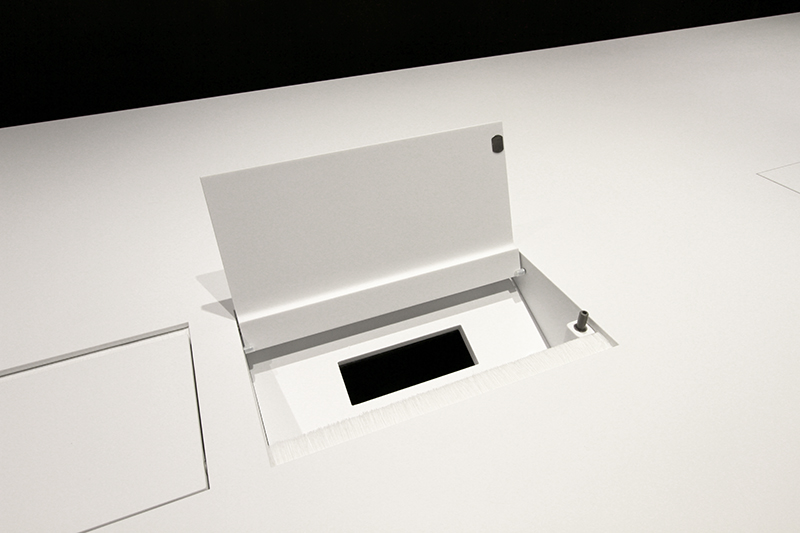 Prise électrique intégrée directement dans le plateau de la table