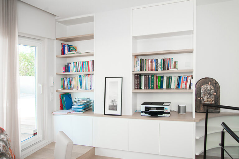 Meuble buffet avec bibliothèque intégrée contenant des livres, projet d’aménagement intérieur sur mesure réalisé par L’Arche du Bois, entreprise de menuiserie et agencement intérieur en Alsace et en France.