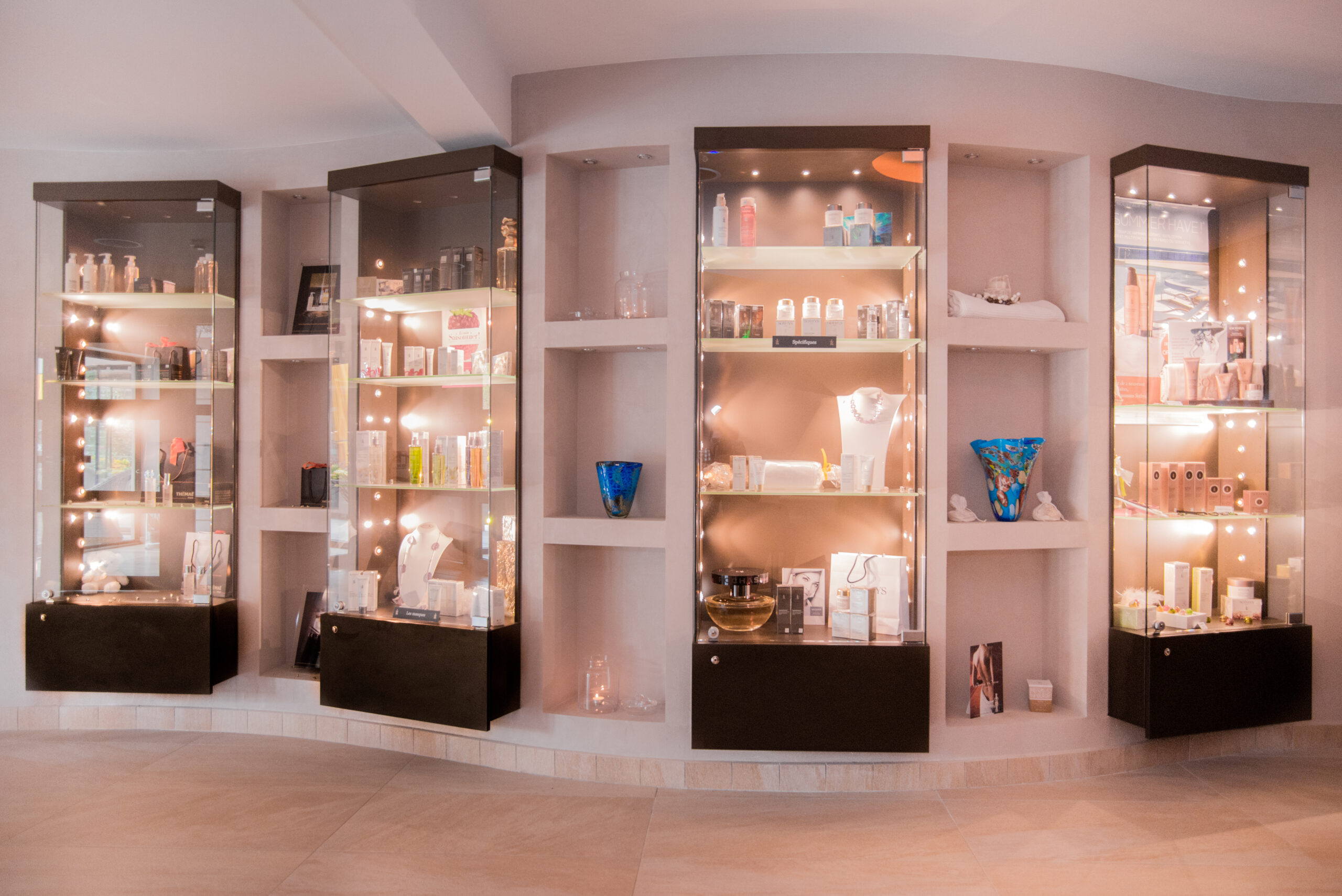 Vitrines en verre conçues pour la présentation de produits, offrant une visibilité optimale et une mise en valeur soignée