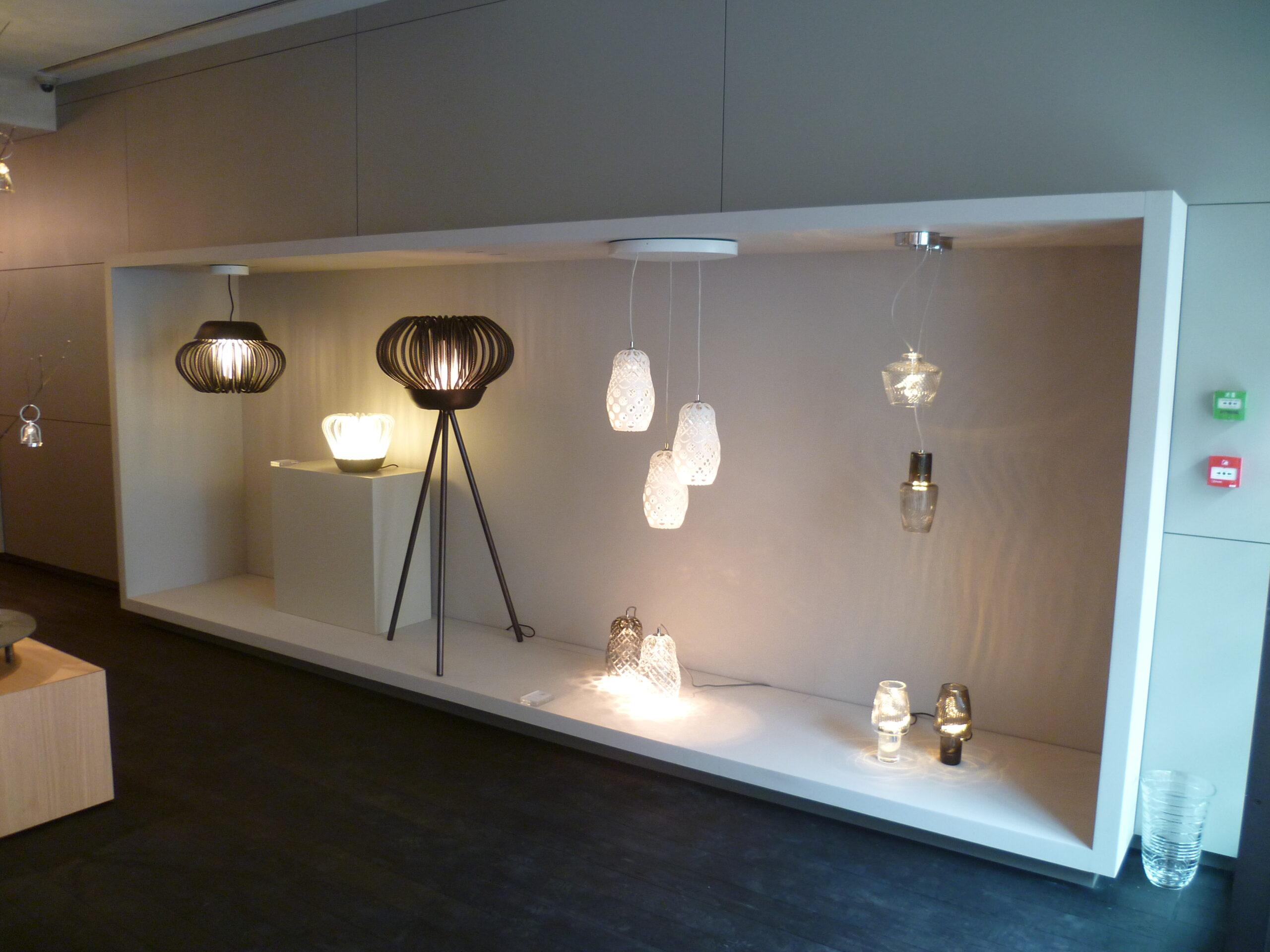 Grand espace d’exposition dédié aux luminaires, mettant en scène des lampes et abat-jour dans une structure ouverte — un agencement sur mesure signé Arche du Bois pour valoriser les éléments d’éclairage.