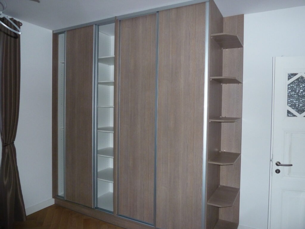 Agencement sur mesure par LDC Agencement – L’Arche du Bois : armoire avec étagères intégrées et porte à droite.