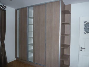 Agencement sur mesure par LDC Agencement – L’Arche du Bois : armoire et Dressing sur mesure Alsace​ avec étagères intégrées et porte à droite. Rangement sur mesure Alsace​