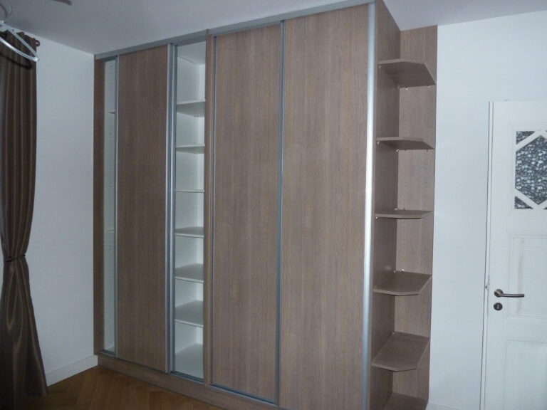 Agencement sur mesure par LDC Agencement – L’Arche du Bois : armoire et Dressing sur mesure Alsace avec étagères intégrées et porte à droite.