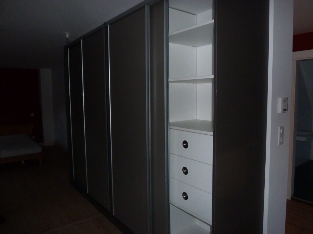 Agencement sur mesure par LDC Agencement – L’Arche du Bois : armoire avec étagères intégrées