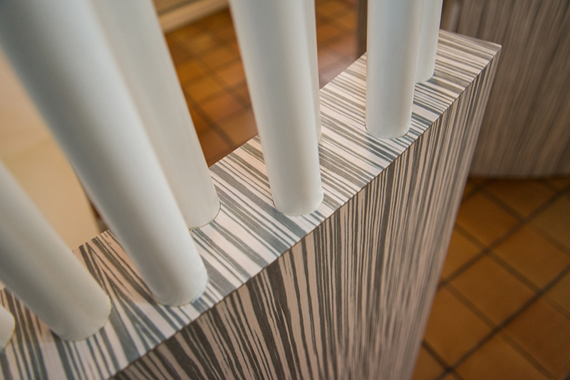 Élément en bois équipé de tiges métalliques, conçu comme structure décorative ou fonctionnelle