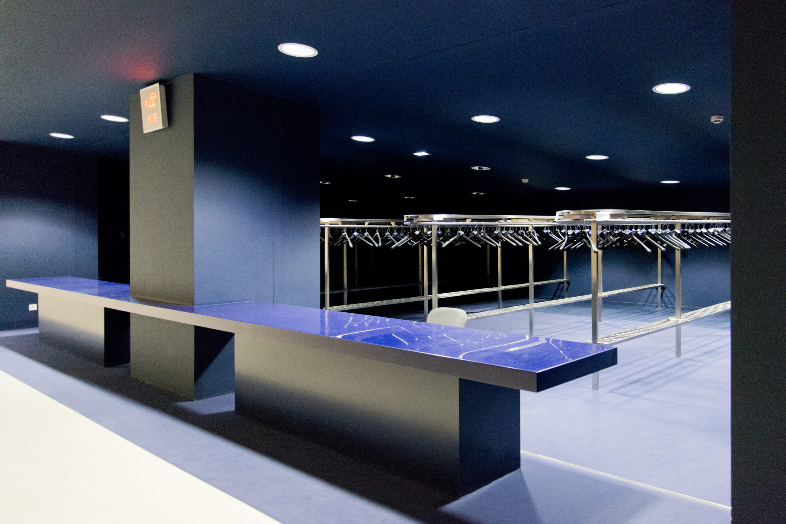 Table fixe avec un seul pied central en colonne, conçue pour allier stabilité, simplicité et élégance