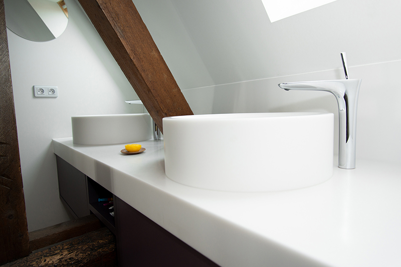 Salle de bain sur mesure par LDC Agencement – L’Arche du Bois : deux lavabos blancs avec robinets modernes, design contemporain et agencement personnalisé.