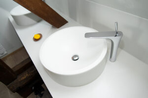 Salle de bain sur mesure par LDC Agencement – L’Arche du Bois : deux lavabos blancs avec robinets modernes, design contemporain et agencement personnalisé.