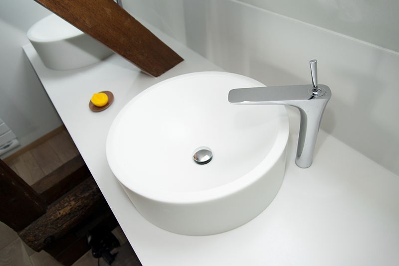 Salle de bain sur mesure par LDC Agencement – L’Arche du Bois : deux lavabos blancs avec robinets modernes, design contemporain et agencement personnalisé.