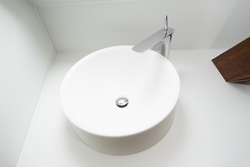 lle de bain sur mesure par LDC Agencement – L’Arche du Bois : lavabo blanc avec robinet moderne, design contemporain et agencement personnalisé.