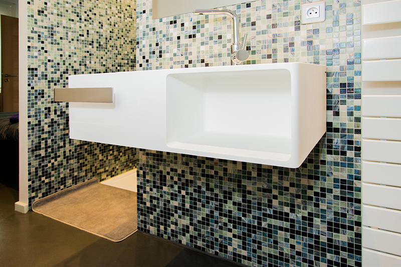 Salle de bain sur mesure par LDC Agencement – L’Arche du Bois : lavabo intégré dans le mur, design moderne et agencement personnalisé.