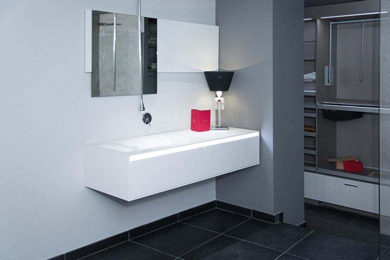 Salle de bain sur mesure par LDC Agencement – L’Arche du Bois : plan de vasque en résine de synthèse, rangement à droite et miroir sous la vasque, design contemporain et agencement personnalisé.