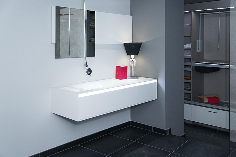 Salle de bain sur mesure par LDC Agencement – L’Arche du Bois : plan de vasque en résine de synthèse, rangement à droite et miroir sous la vasque, design contemporain et agencement personnalisé.