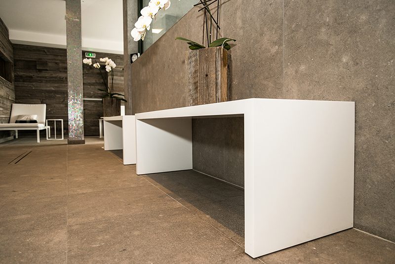 Table blanche avec un vase décoratif posé au centre — un agencement sobre et raffiné signé Arche du Bois, alliant minimalisme et élégance naturelle.