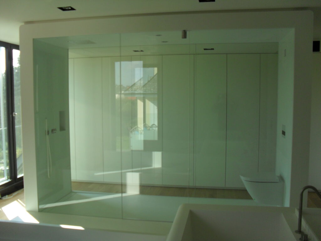 Salle de bain vitrée sur mesure par LDC Agencement – L’Arche du Bois : espace moderne avec toilettes intégrées, design contemporain et agencement personnalisé.