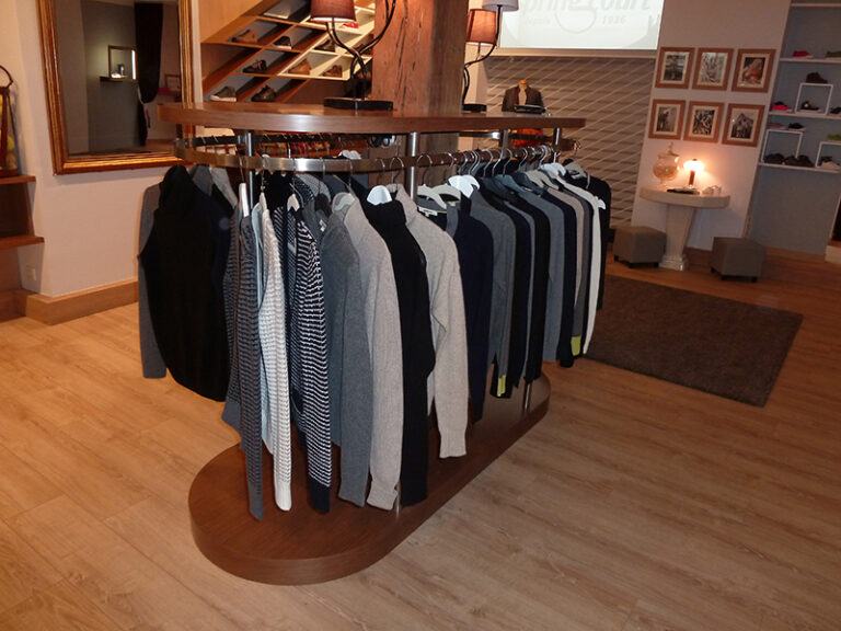 Portant à vêtements avec chemises et vestes suspendues, mis en valeur dans un espace organisé et sur mesure conçu par Arche du Bois — une solution pratique et esthétique pour l’agencement textile.