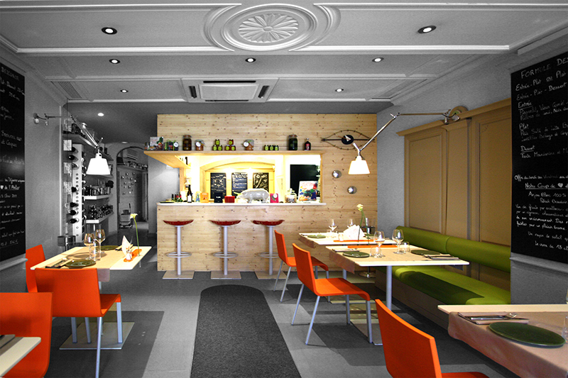 Salle de restaurant avec un comptoir de bar en fond, et des tables accompagnées de chaises disposées de chaque côté de l’espace — un agencement convivial et structuré signé Arche du Bois, pensé pour le confort et la fluidité.