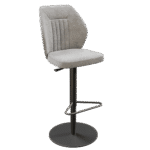 Tabouret de bar BUDAPEST. Assise et dossier rembourrés en tissu Gris clair (ton lumineux, neutre). Dossier haut et ergonomique avec coutures verticales (nervures). Piètement central réglable en hauteur, avec base ronde et repose-pieds triangulaire en métal noir/anthracite.