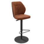 Tabouret de bar BUDAPEST. Assise et dossier rembourrés en tissu Terracotta (ton terre cuite, brun-rouge). Dossier haut et ergonomique avec coutures verticales (nervures). Piètement central réglable en hauteur, avec base ronde et repose-pieds triangulaire en métal noir/anthracite.