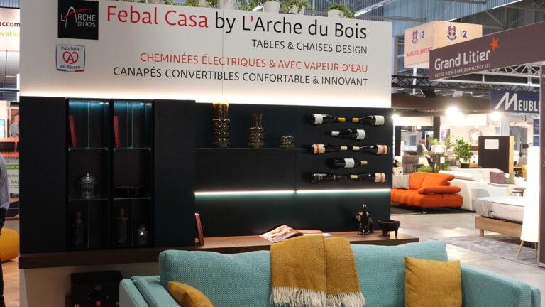 Mur de rangement et étagères murales éclairées pour bouteilles et décoration, avec le logo 'Febal Casa by L'Arche du Bois' positionné en haut. Meuble de rangement et agencement intérieur sur mesure.