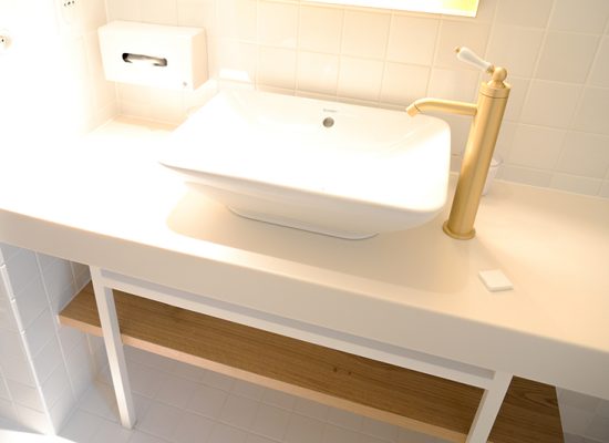 Salle de bain sur mesure par LDC Agencement – L’Arche du Bois : vasque en résine de synthèse avec robinet,