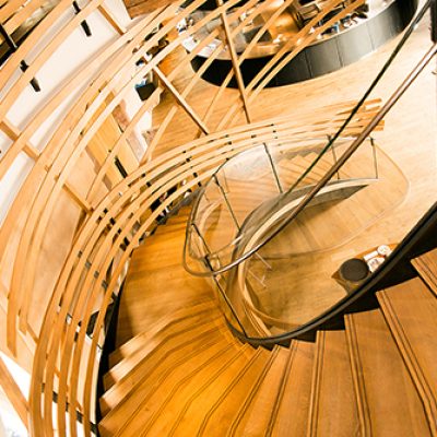Escalier en bois descendant vers un étage inférieur, conçu avec soin pour s’intégrer harmonieusement à l’aménagement intérieur — un agencement sur mesure signé Arche du Bois, alliant fonctionnalité et esthétique naturelle.