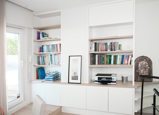 Meuble buffet avec bibliothèque intégrée contenant des livres, projet d’aménagement intérieur sur mesure réalisé par L’Arche du Bois, entreprise de menuiserie et agencement intérieur en Alsace et en France.