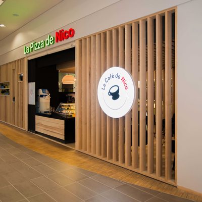 Façade extérieure de l’enseigne Pizza de Nico habillée de bois naturel, alliant modernité et authenticité